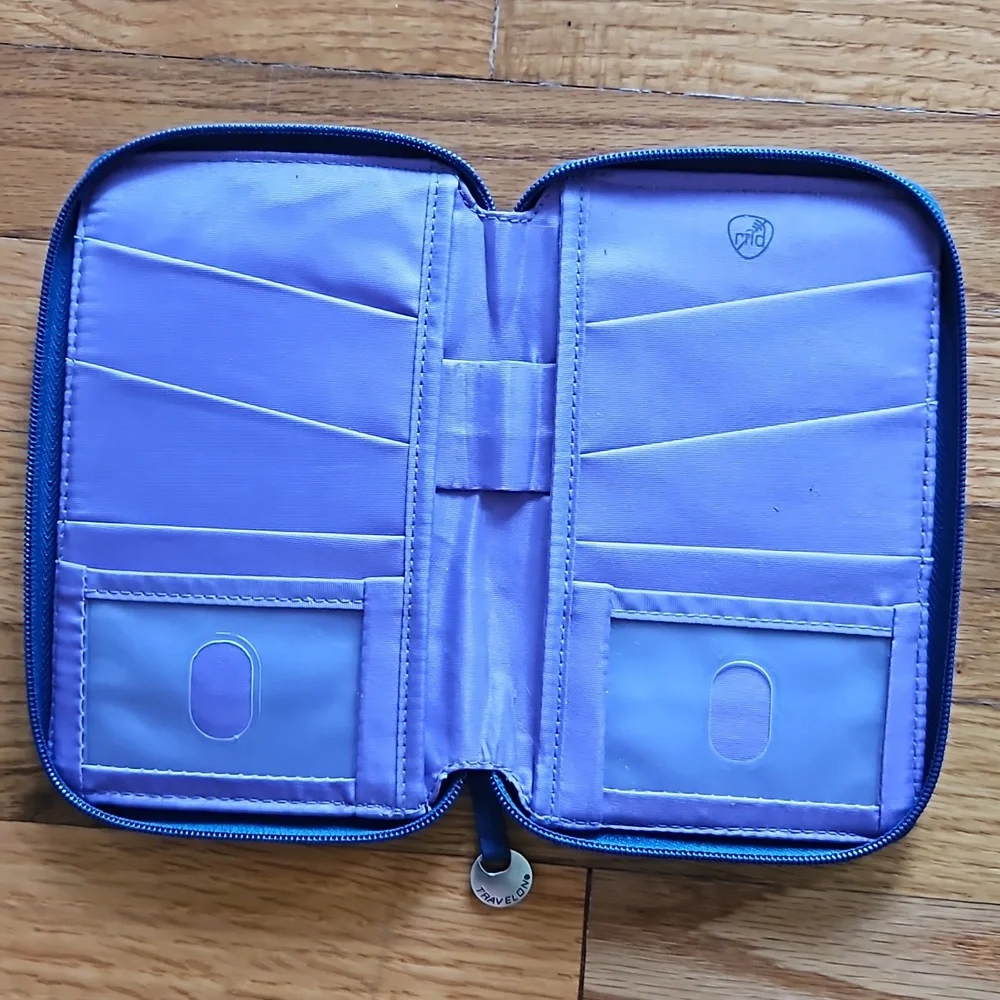 NWOT Travelon RFID Passport/ID Holder